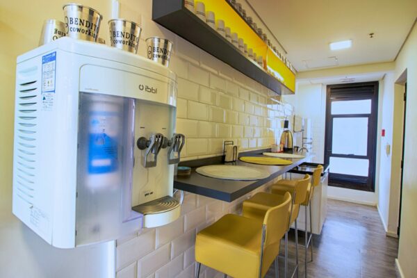 Cozinha Compartilhada de Coworking, purificador de água, mesa com 43 lugares para refeição, copos e canecas para uso