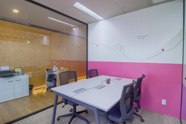 Sala privativa com 4 lugares, ampla e com paredes rosa e branco