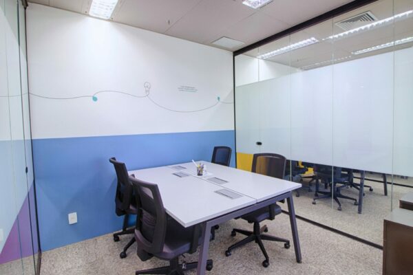 Sala privativa para até 4 pessoas na região do Paraíso, com lousa de vidro em duas paredes