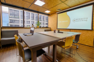 sala de reunião com projetor no Bendito Coworking na Paulista