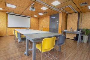 Sala de reunião com projetor com 10 lugares no Bendito Coworking na Paulista