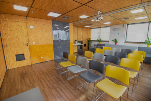 Auditório com cadeiras coloridas