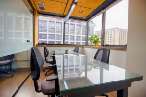 sala privativa Bendito Coworking com janelas amplas e 4 lugares na alameda santos