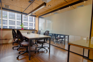 sala privativa com janela ampla e lousa na região alameda santos