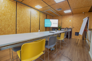 Sala de reunião com 8 lugares e Tv no