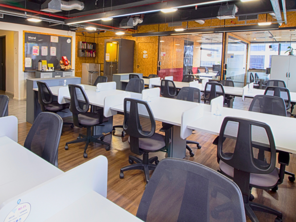espaço compartilhado com 25 cadeiras no coworking
