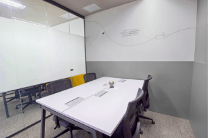 Sala privativa no Bendito Coworking, com 4 lugares e lousa