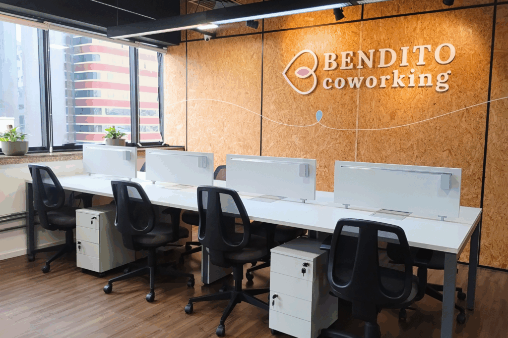 Sala privativa no Bendito Coworking Paulista com 8 lugares, gaveteiros e vista para cidade