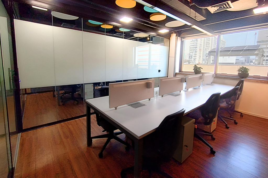 Sala privativa no Bendito Coworking Paulista com 8 lugares, gaveteiros e vista para cidade