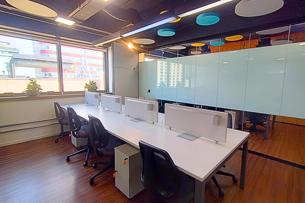 Sala privativa no Bendito Coworking Paulista com 8 lugares, gaveteiros e vista para cidade