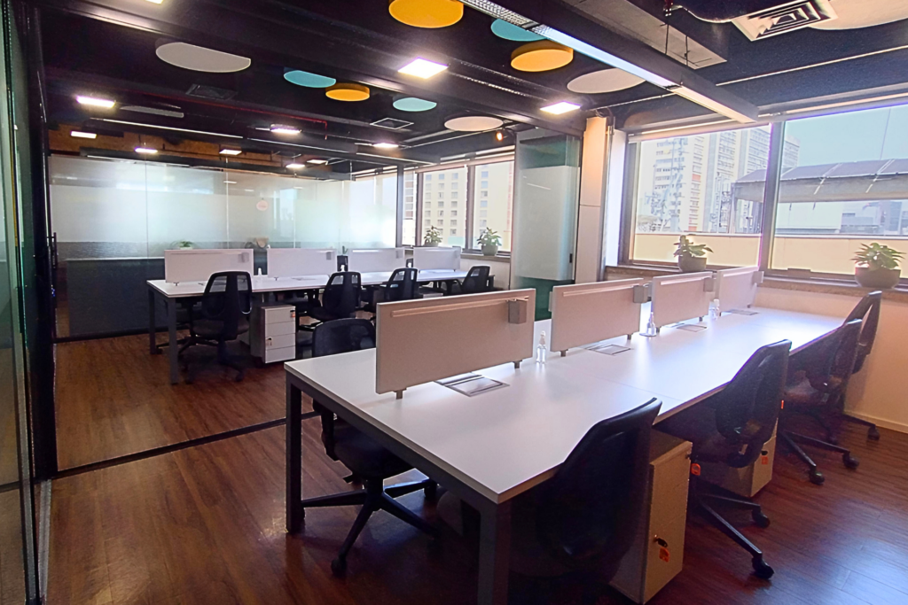 Salas privativas no Bendito Coworking Paulista com 16 lugares, gaveteiros e vista para cidade