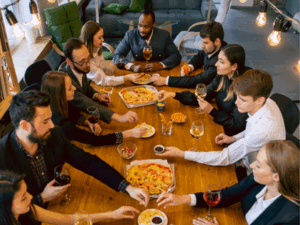 Integração e Confraternização de fim de ano com a equipe reunida comendo e rindo