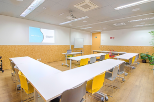 Sala montada para treinamento de equipe com projetor unidade paraíso eventos corporativos